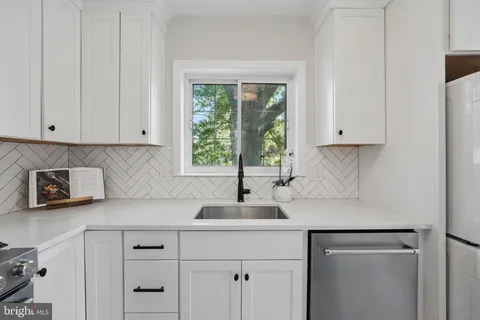 3438 Martha Custis Drive, Alexandria, VA MLS: VAAX2044706