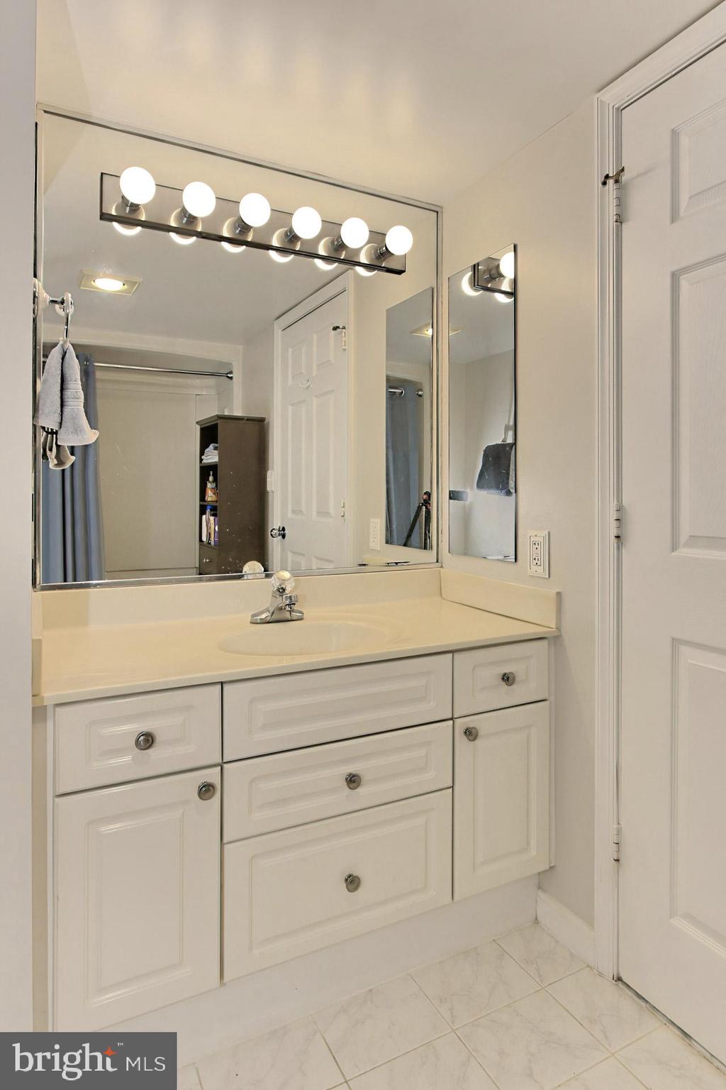 CARLYLE TOWERS CONDOMINIUM - Residential