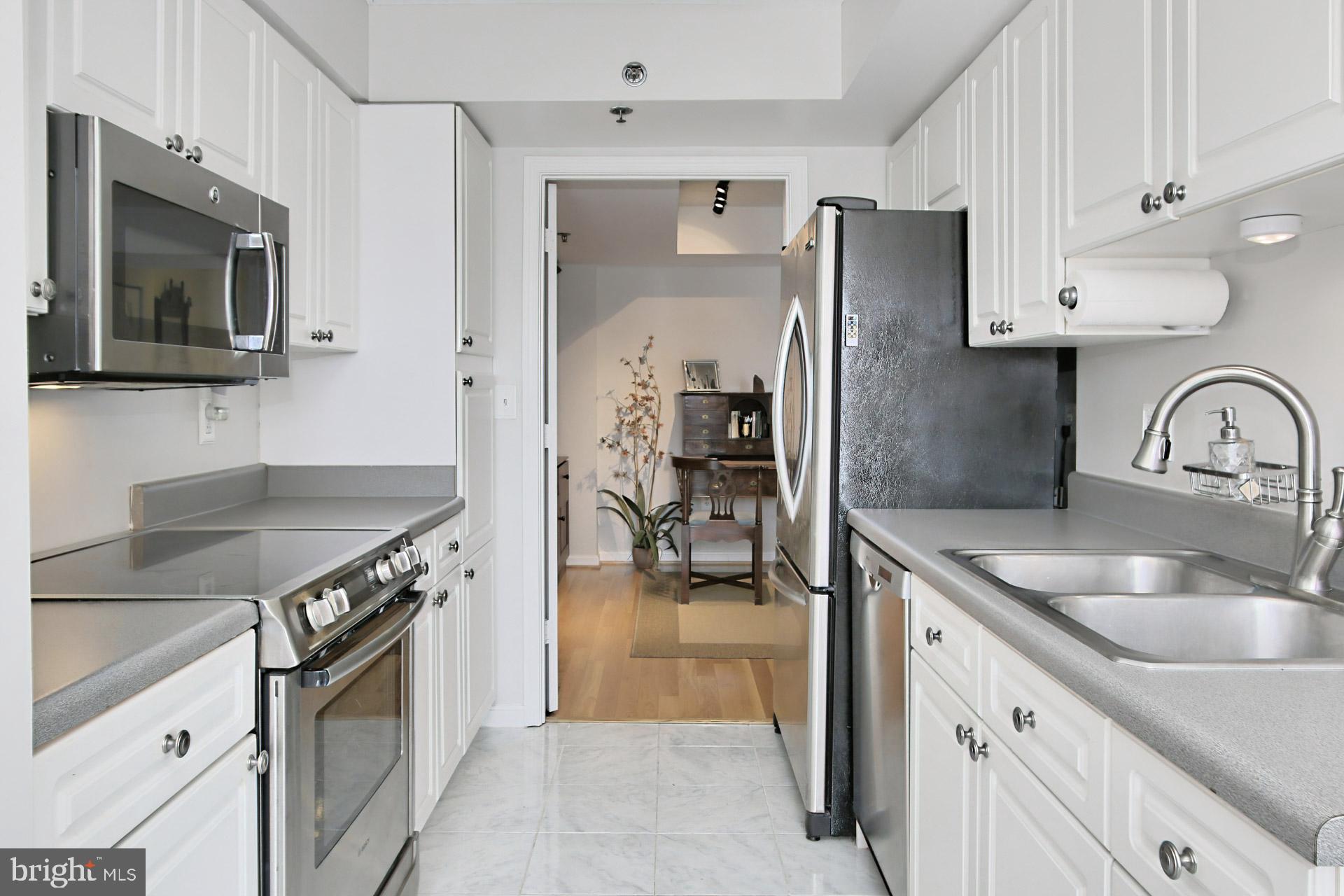 CARLYLE TOWERS CONDOMINIUM - Residential