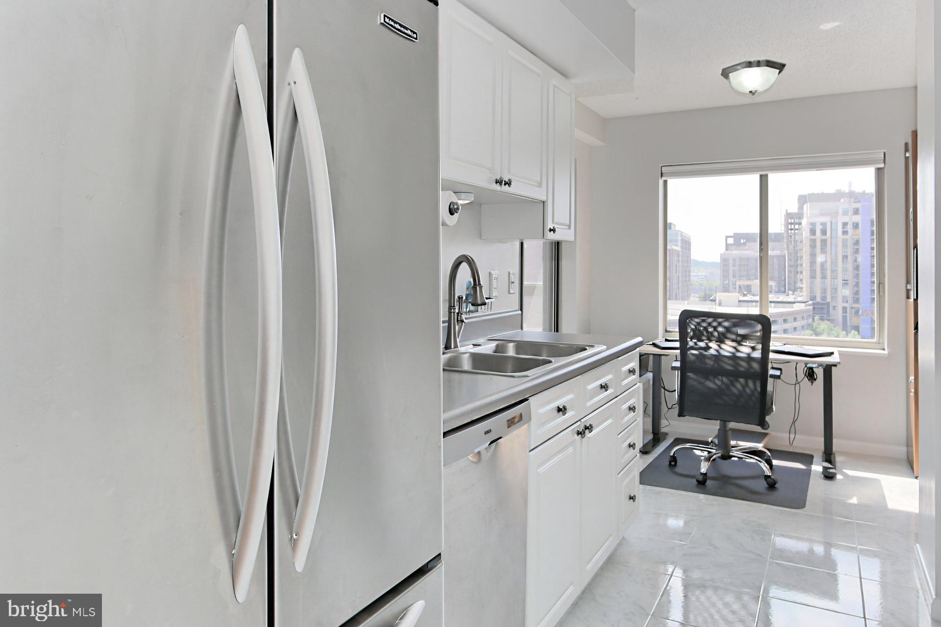 CARLYLE TOWERS CONDOMINIUM - Residential