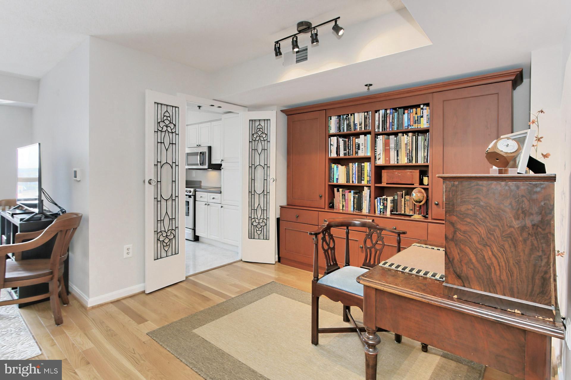 CARLYLE TOWERS CONDOMINIUM - Residential