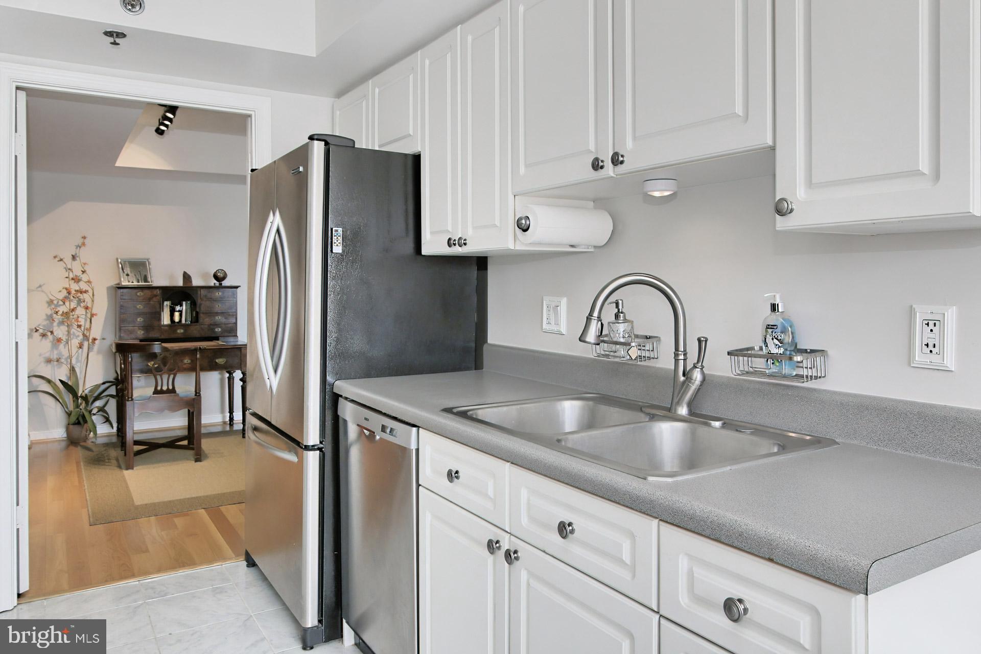 CARLYLE TOWERS CONDOMINIUM - Residential