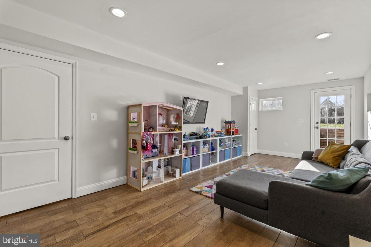 HILLSMERE ESTATES - Residential Lease