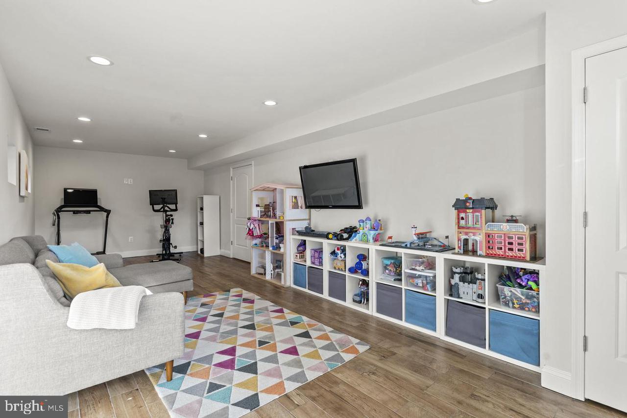 HILLSMERE ESTATES - Residential Lease