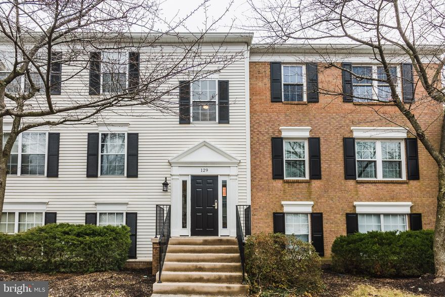 Great condo located in Fox Chapel! Gorgeous gleaming hardwood flooring throughout the entire home! Walk into this welcoming open layout with a sitting room to relax and enjoy the view. Kitchen with granite counters and plenty of space for entertaining! Spacious, cozy bedrooms and great location, this condo is one you will not want to miss!