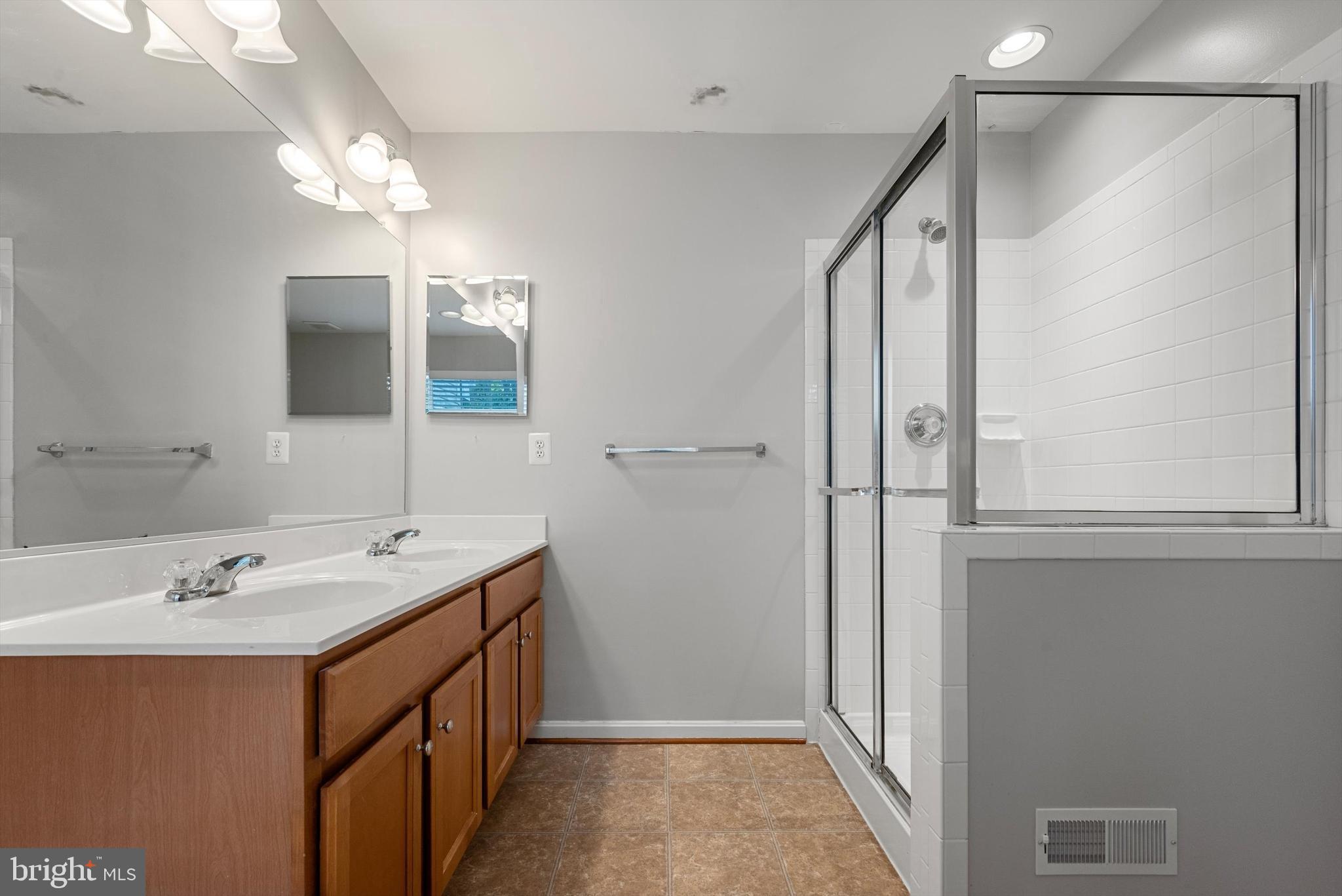 COLONIAL HILLS - Residential