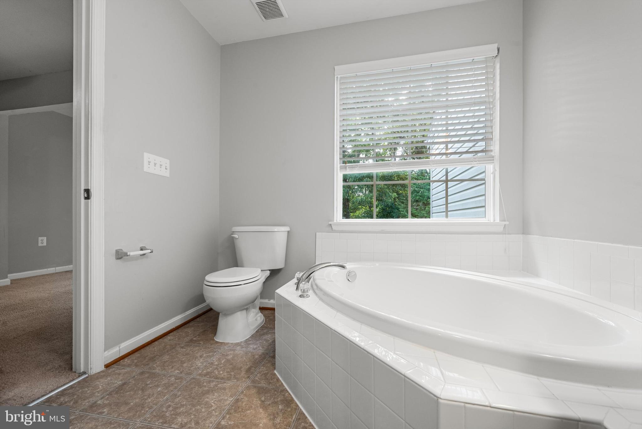 COLONIAL HILLS - Residential