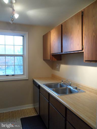 ARLINGTON OAKS - Residential Lease