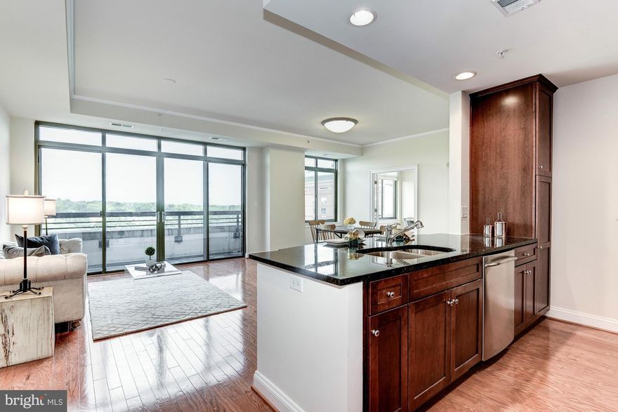 Sunny Corner Penthouse Unit in THE MONROE! Spacious (1400 SF) 2 Bedroom, 2.5 Bathroom PLUS a sunny DEN with french doors & large windows.  High ceilings, Hardwood floors, two balconies, master suite w/double vanity, soaking tub and shower. Gourmet Kitchen, Garage Parking and extra storage. 1 block to Metro, Grocery & Parks.  Vacant & Easy to show, just text Lister. OPEN SUNDAY JAN 10TH 1-3PM