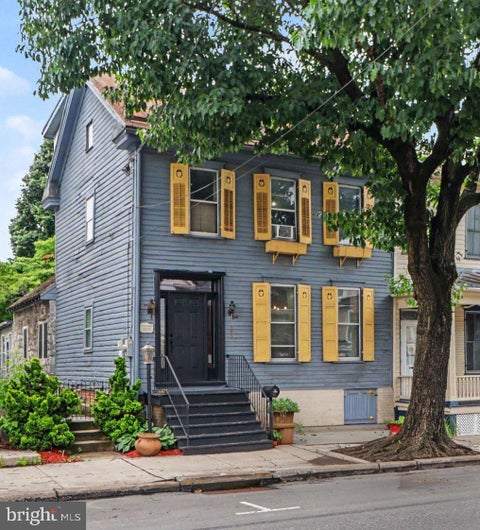 Townhouse For Sale - 226 E King Street<br/> SHIPPENSBURG, PA 17257