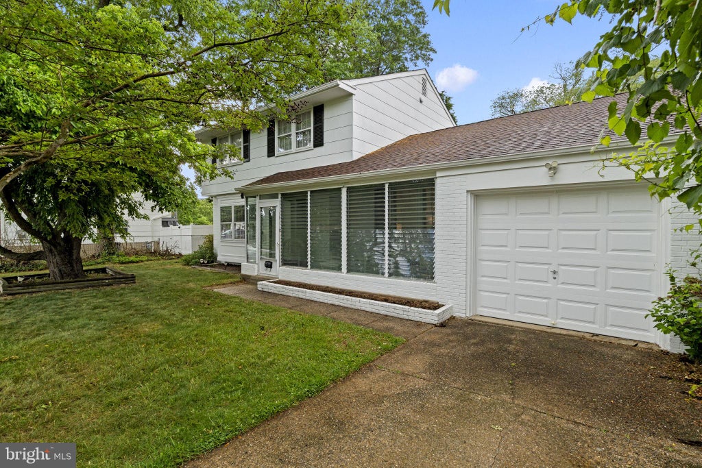 Photo of 211 Swedesboro Avenue, GIBBSTOWN, NJ 08027 (MLS # NJGL2074024)