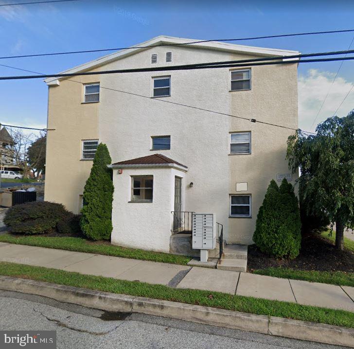 AVAILABLE FOR DECEMBER 1st MOVE IN !
A SWEET spot in Conshohocken ... All utilities included ... Renovated studio apartment in a quiet building ... Residential Conshohocken neighborhood ... Hardwood floors throughout. Open kitchen with plenty of cabinet and counter space, bar-top counter divides the kitchen from the main living area ... Short walk to SEPTA Rail line and Fayette Street which has lots of great restaurants bars and nightlife ... Near scenic riverside bike path that leads from Philadelphia to Valley Forge park and beyond, a large public park with jogging trail, baseball field and basketball courts ... Easy access to shopping along Ridge Pike in Plymouth Mtg ... Convenient to routes 23, Blue route (476), 76 and the PA Turnpike ... Short drive to downtown Philly, Manayunk, Plymouth Mtg, Bryn Mawr, Villanova, the Main Line and King of Prussia ….. Laundry facilities are on premises and plenty of parking ... Cat Friendly, Smoke Free.
