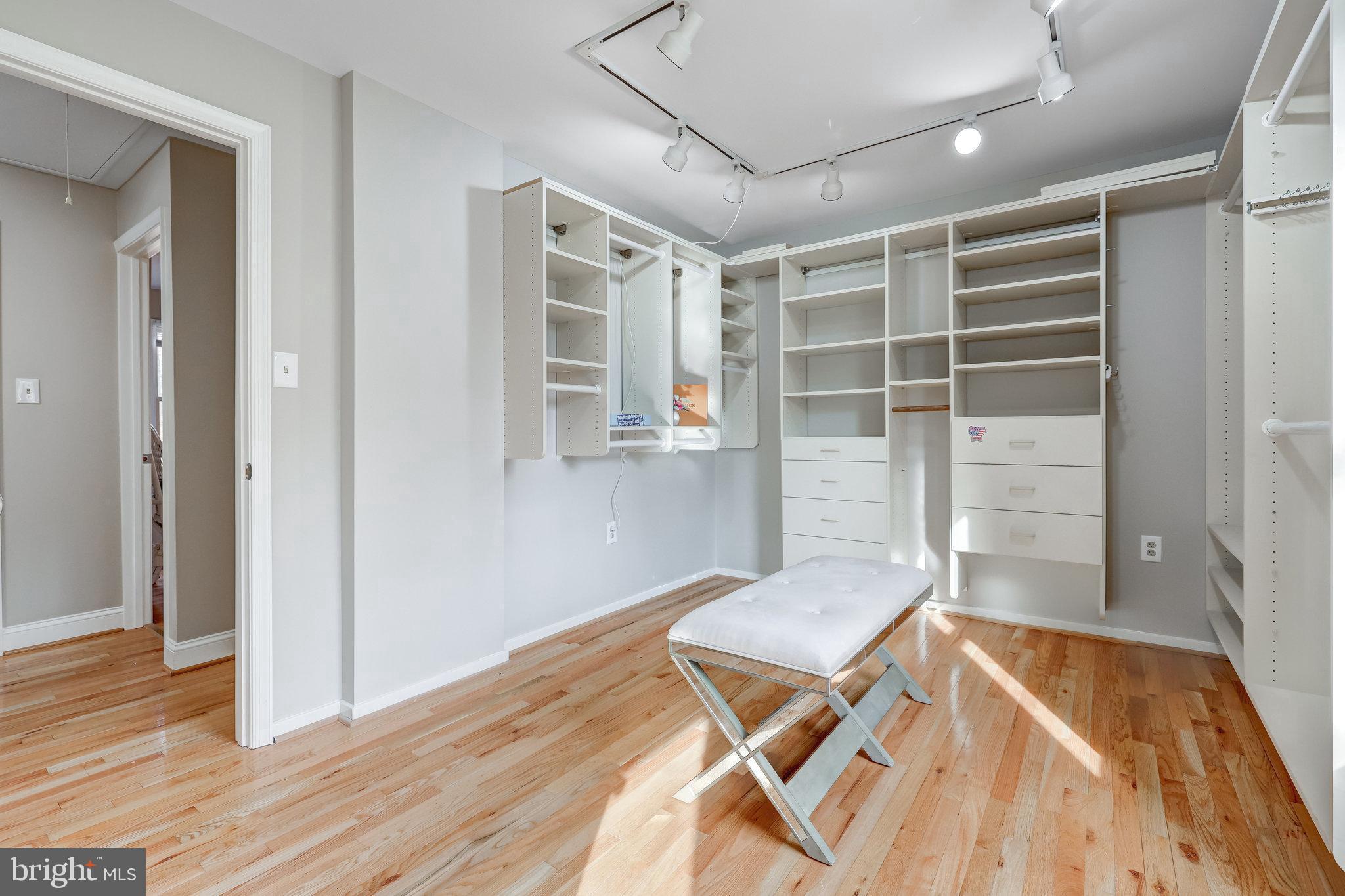 RESTON - Residential