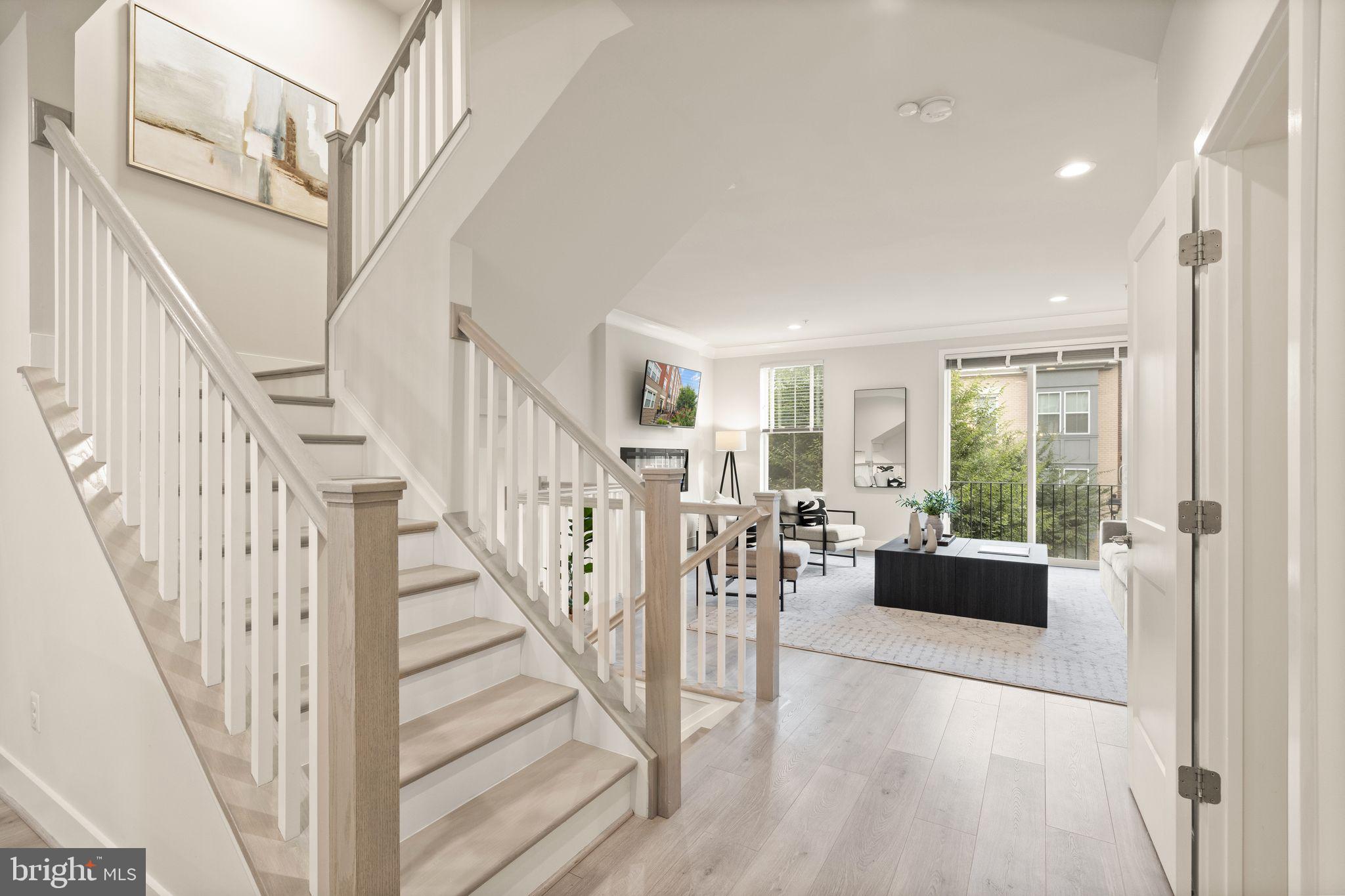 SUNRISE SQUARE - Residential