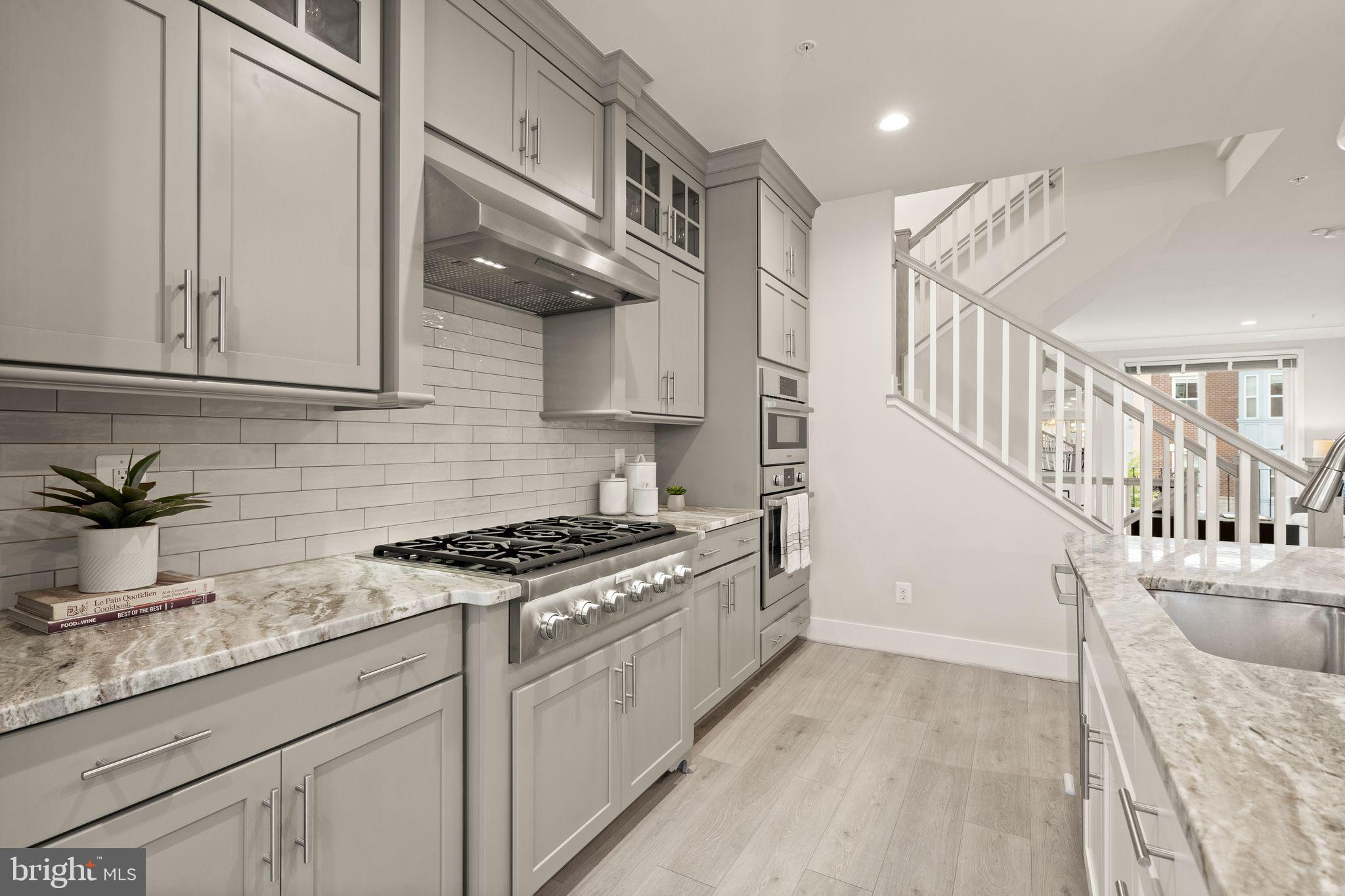 SUNRISE SQUARE - Residential