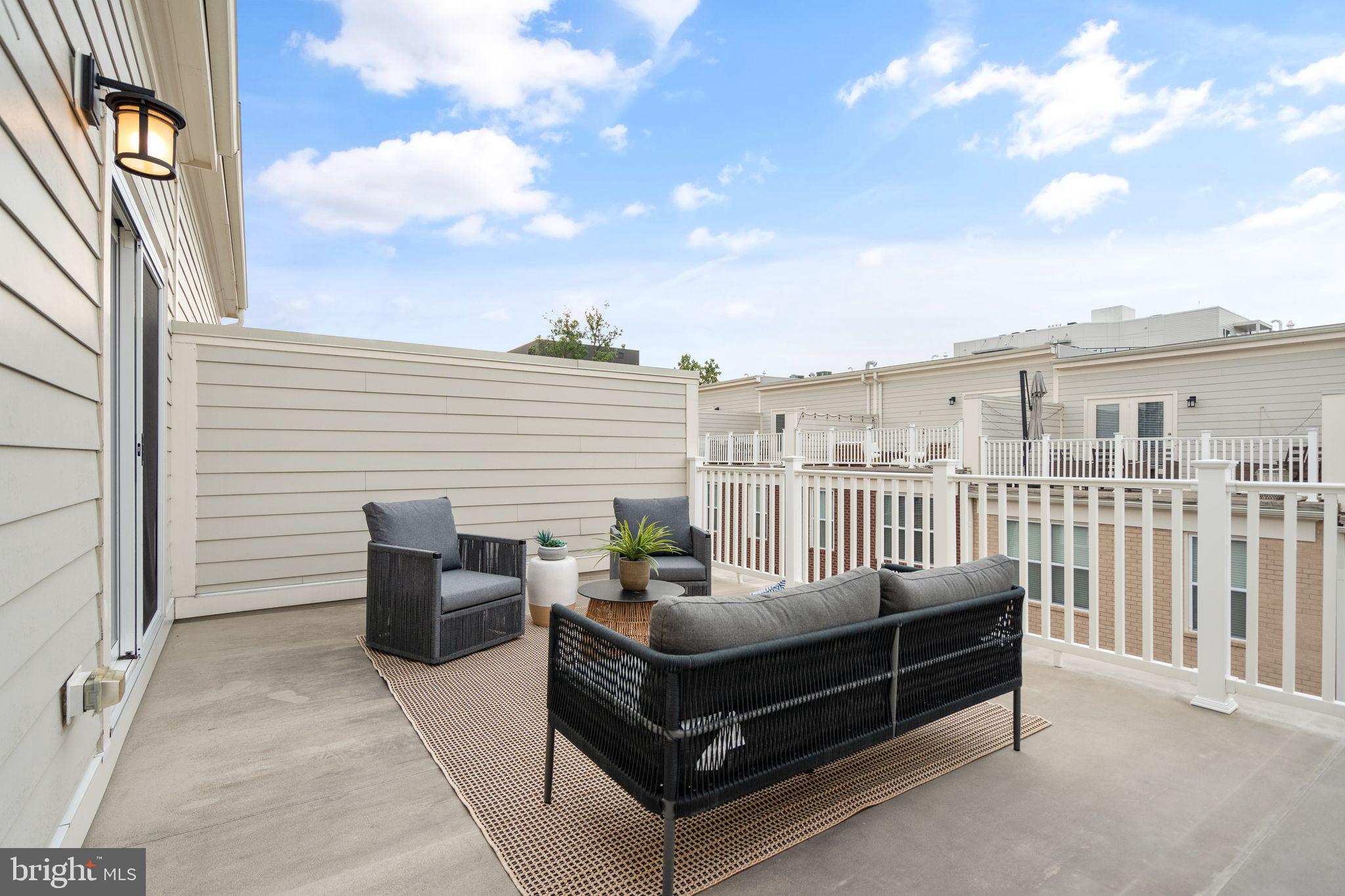 SUNRISE SQUARE - Residential