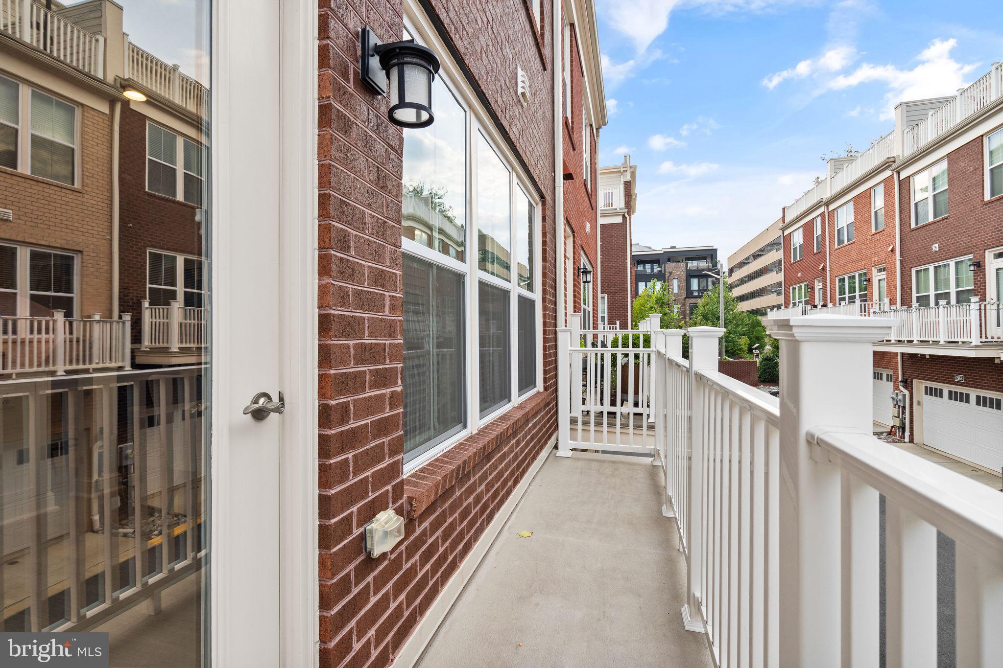 SUNRISE SQUARE - Residential