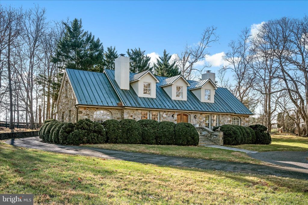 Photo of 34520 Atoka Chase Lane, MIDDLEBURG, VA 20117 (MLS # VALO2126254)