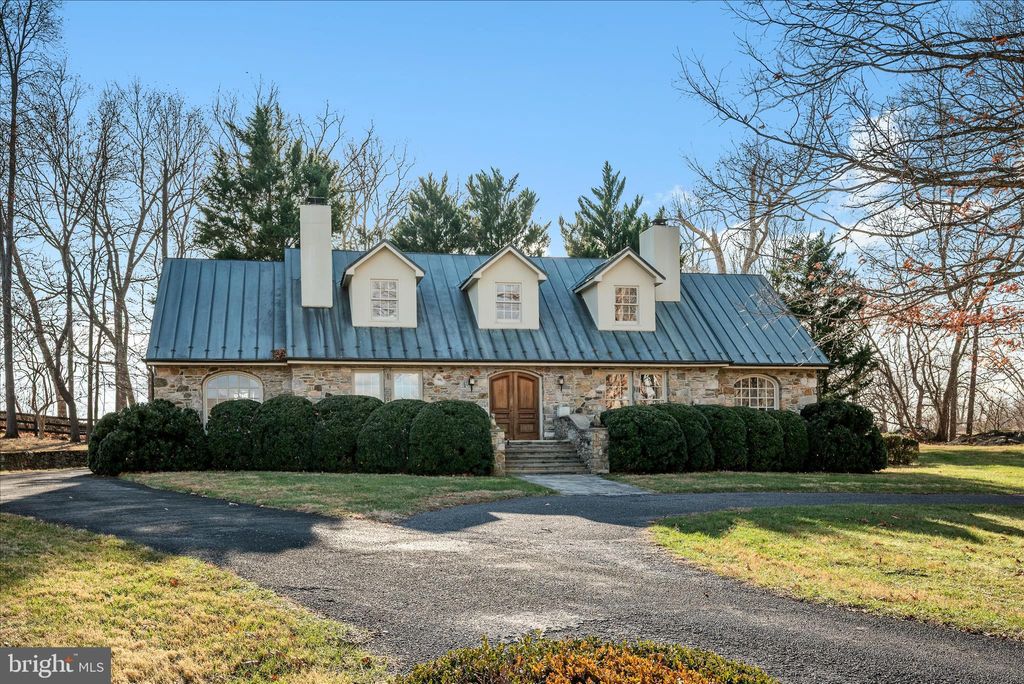 Photo of 34520 Atoka Chase Lane, MIDDLEBURG, VA 20117 (MLS # VALO2126254)