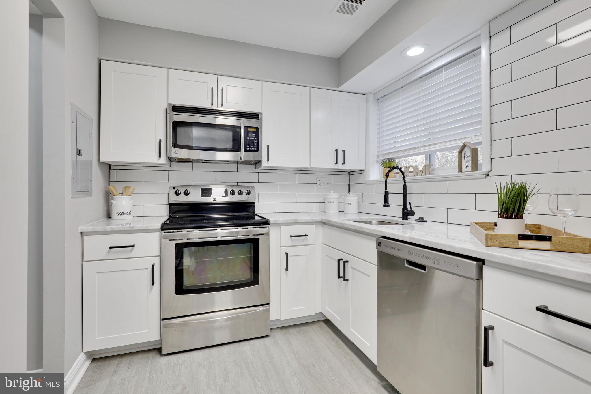 MOORES MILL MANOR - Residential