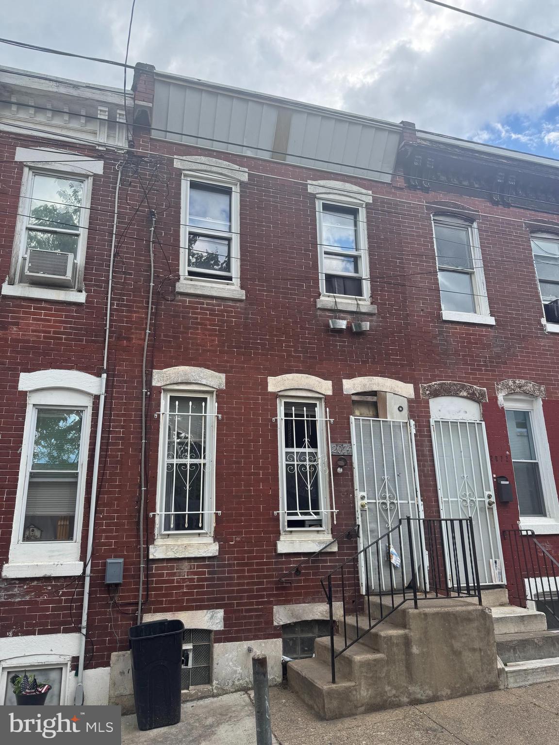 "Investor Special In the Upcoming Port Richmond Section of Philadelphia"
2 Bed 1 Bath Home That offers a classic Philly brick façade, and a private rear yard perfect for grilling or small garden. Located near the I-95, Fishtown, and Center City, plus nearby parks, coffee shops, and local eats. one of Philly’s most up-and-coming neighborhoods. Don’t miss out – this one won’t last!
