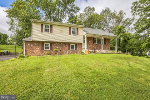 886 SACKETTSFORD ROAD IVYLAND PA 18974
