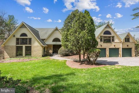 Photo of 11112 Tara Rd, POTOMAC, MD 20854 (MLS # MDMC2220326)