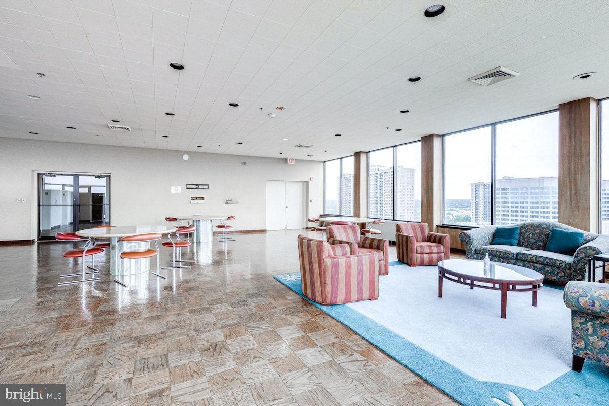 SKYLINE HOUSE - Residential