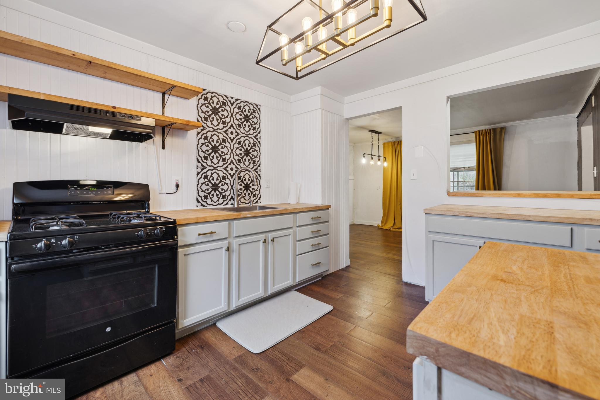 POOLESVILLE - Residential