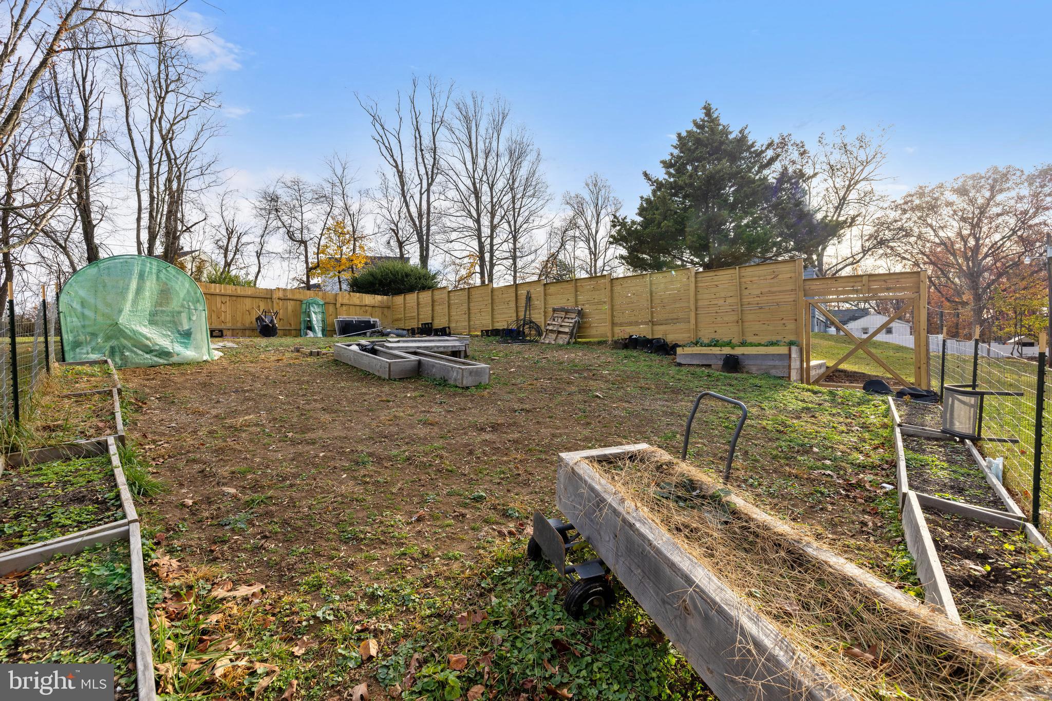 POOLESVILLE - Residential