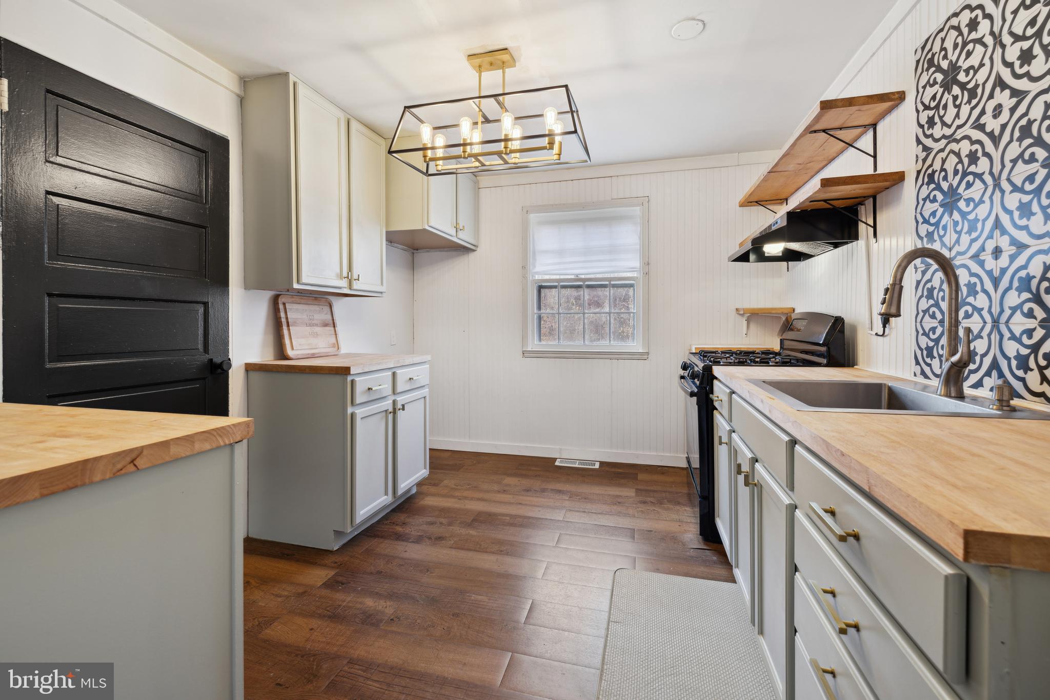 POOLESVILLE - Residential