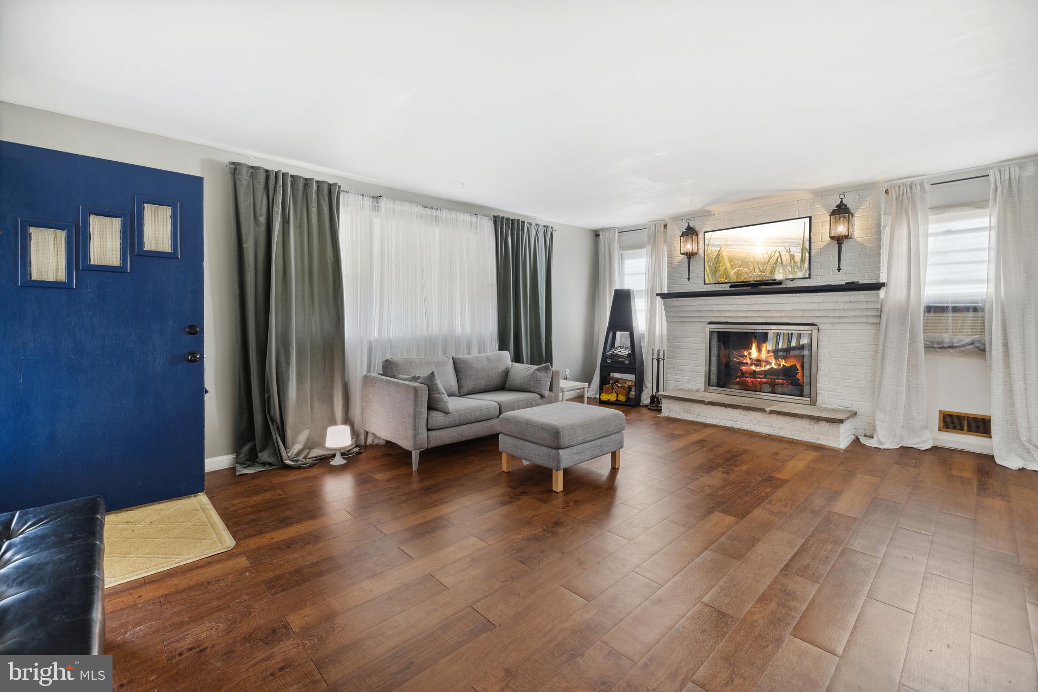 POOLESVILLE - Residential