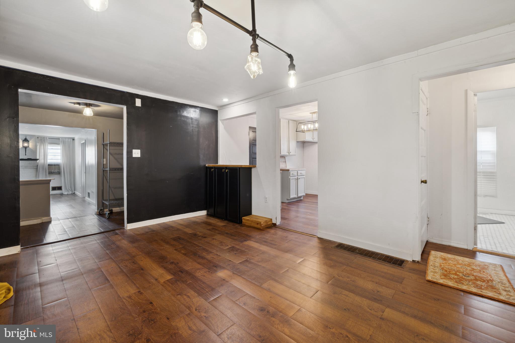 POOLESVILLE - Residential