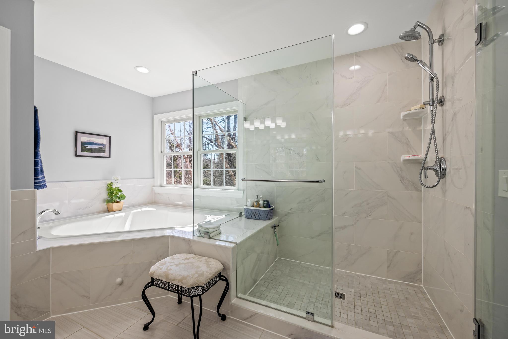 COLONIAL MANOR - Residential