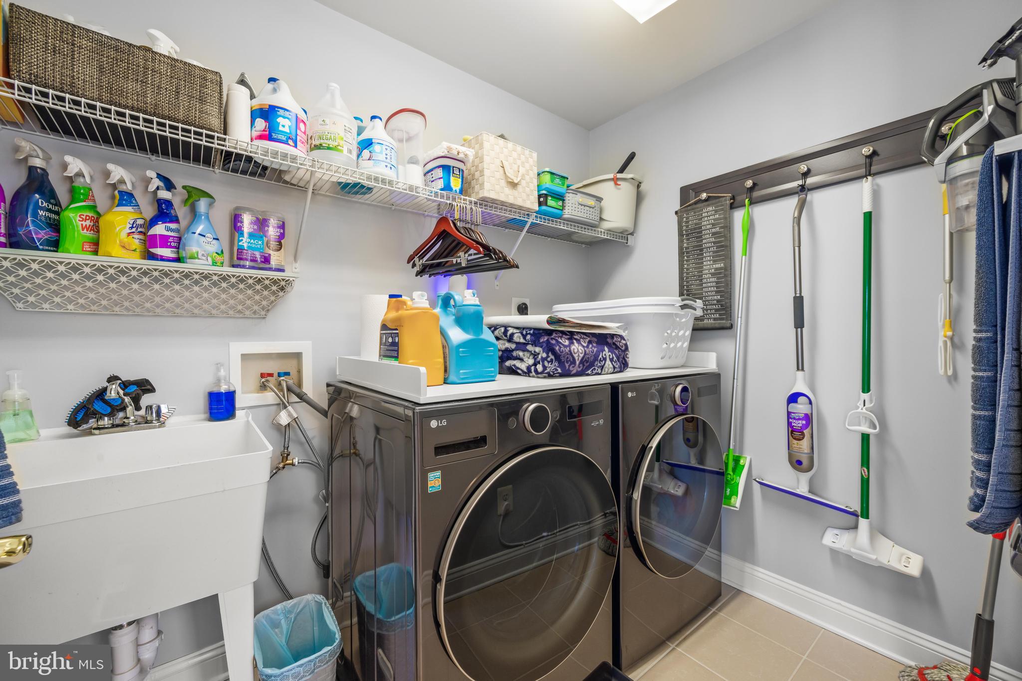 COLONIAL MANOR - Residential