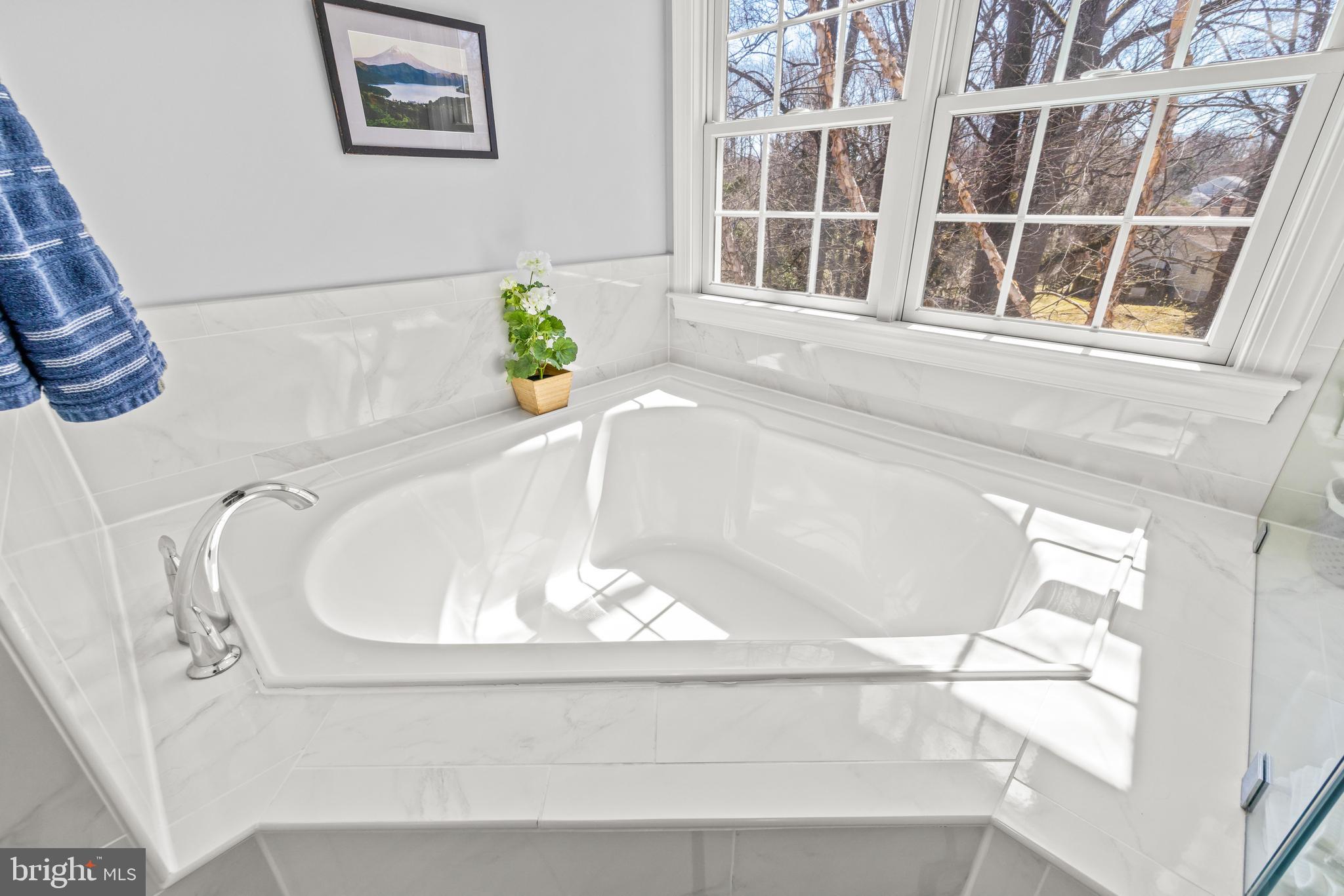 COLONIAL MANOR - Residential