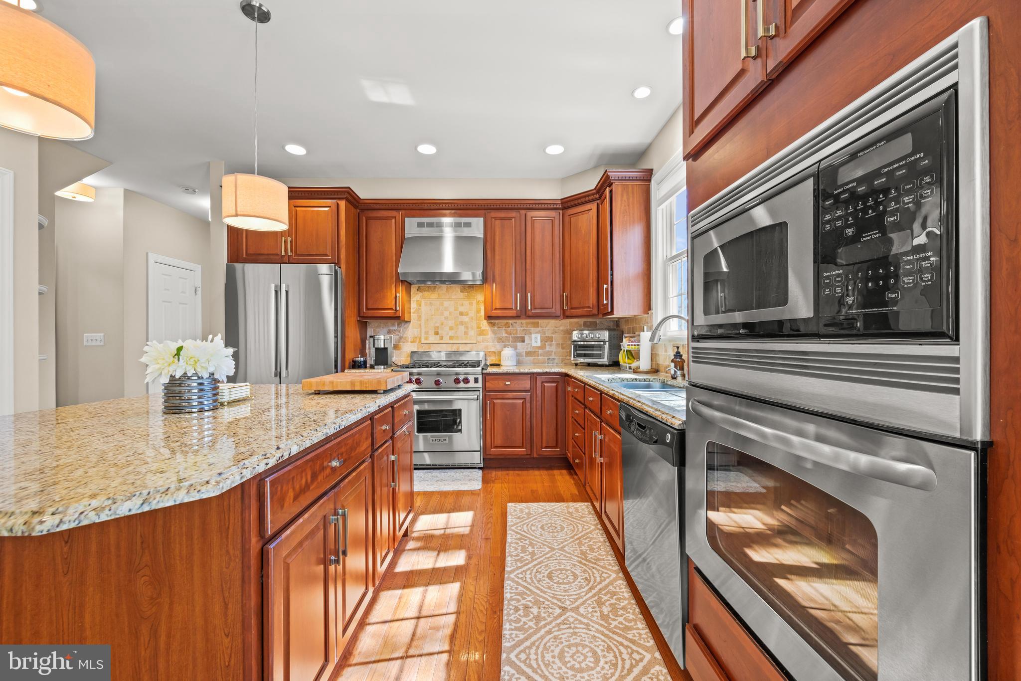 COLONIAL MANOR - Residential