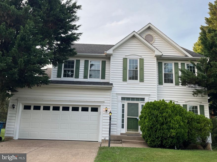 Well maintained home with two story hardwood foyer, 9' ceiling on main level. Open kitchen with breakfast area adjoining sitting room. Conveniently located near shopping centers, subway station, etc..