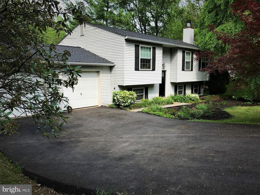 Location,Location,Location! Beautiful & spacious 2 level, 4 bedrooms,3 baths SFH sitting pretty on 0.46 acre lot in sought after Herndon. Updates galore in galley kitchen & baths. Travertine tile & hardwood floors. Fully finished walk out basement. New roof, home warranty 2 car garage. Enjoy 2 level expansive deck. Close to Reston Metro, Fairfax Co. Pkwy. & Dulles Airport. A commuters dream!