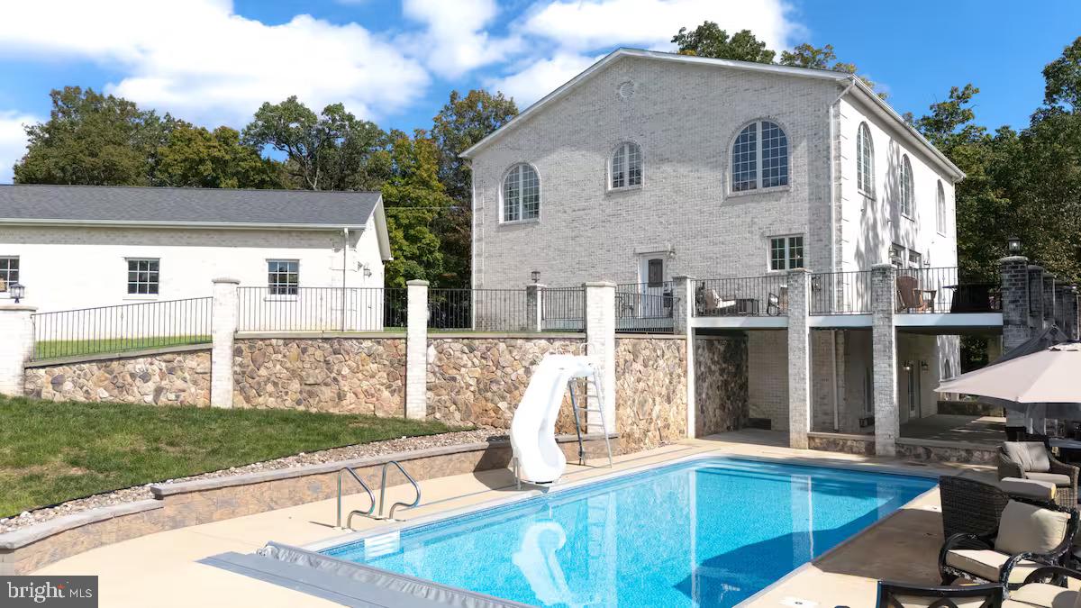 207 WESTVIEW DRIVE