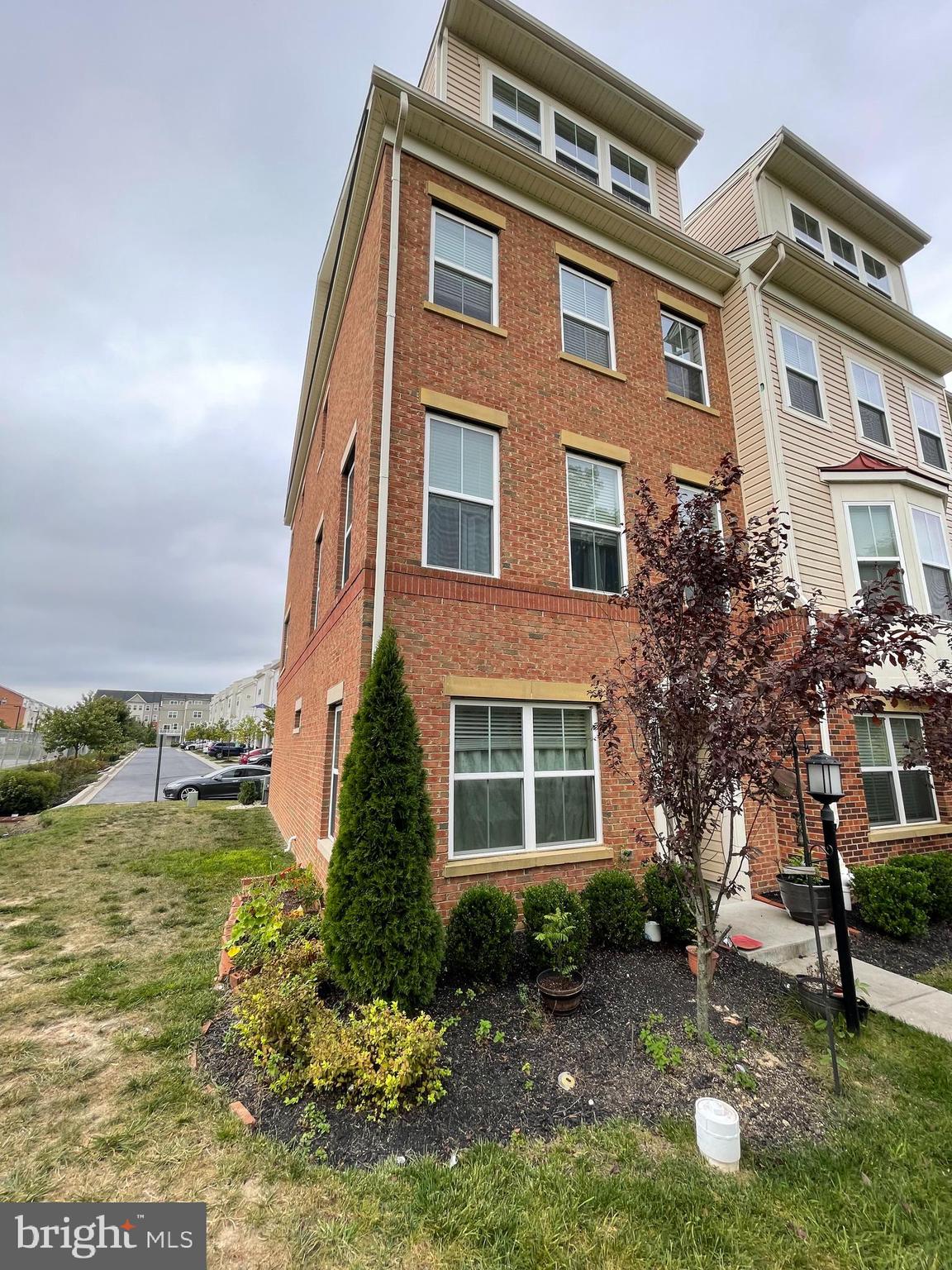 OXFORD SQUARE - Residential Lease