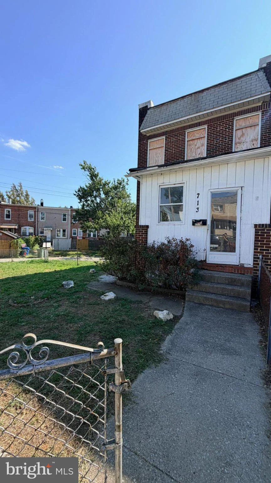713 E Pontiac Avenue