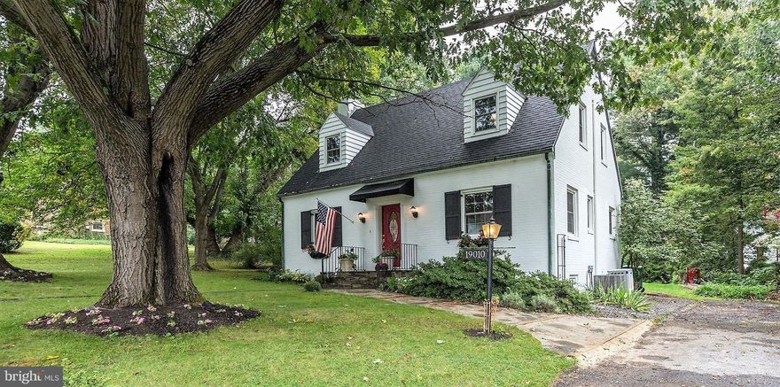 High quality remodeled 4BR Cape Cod on 1/3 acre in Fountainhead. First class kitchen w/granite, SS, double wall oven, custom cabinetry. HW floors throughout. Wood FP in LR, office on main level, rear covered porch.Built-in bookcases in DR/LR. Newer windows, doors, gutters & dual zone heat pumps. Large master w/walk in. Spacious yard w/mature landscaping. This home is loaded with charm  & detail!
