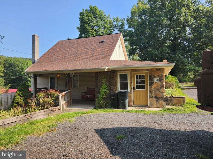 Adorable home in Berkeley Springs features 3 bedrooms, 2 bathrooms, kitchen, dining area, living room, loft, washer/dryer and partially fenced yard.