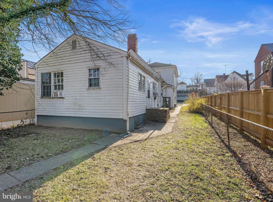 1 bed/1 bath apartment with a private entrance ready for move-in now! Located in Downtown Fredericksburg you are within walking distance to multiple restaurants, stores and a less than 3 mile drive to I-95. Gas, water and sewer utilities are included in rent. Pets allowed case by case.