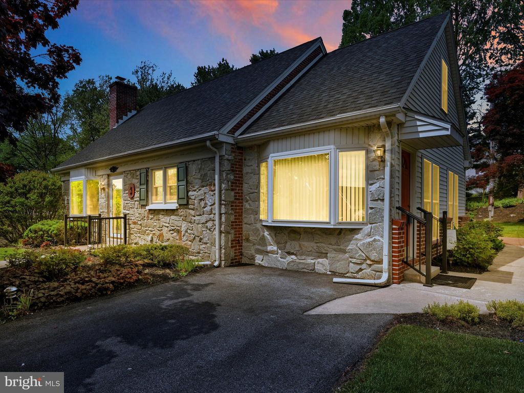 Photo of 1333 Meadowcreek Lane, Lancaster, PA 17603 (MLS # PALA2050338)