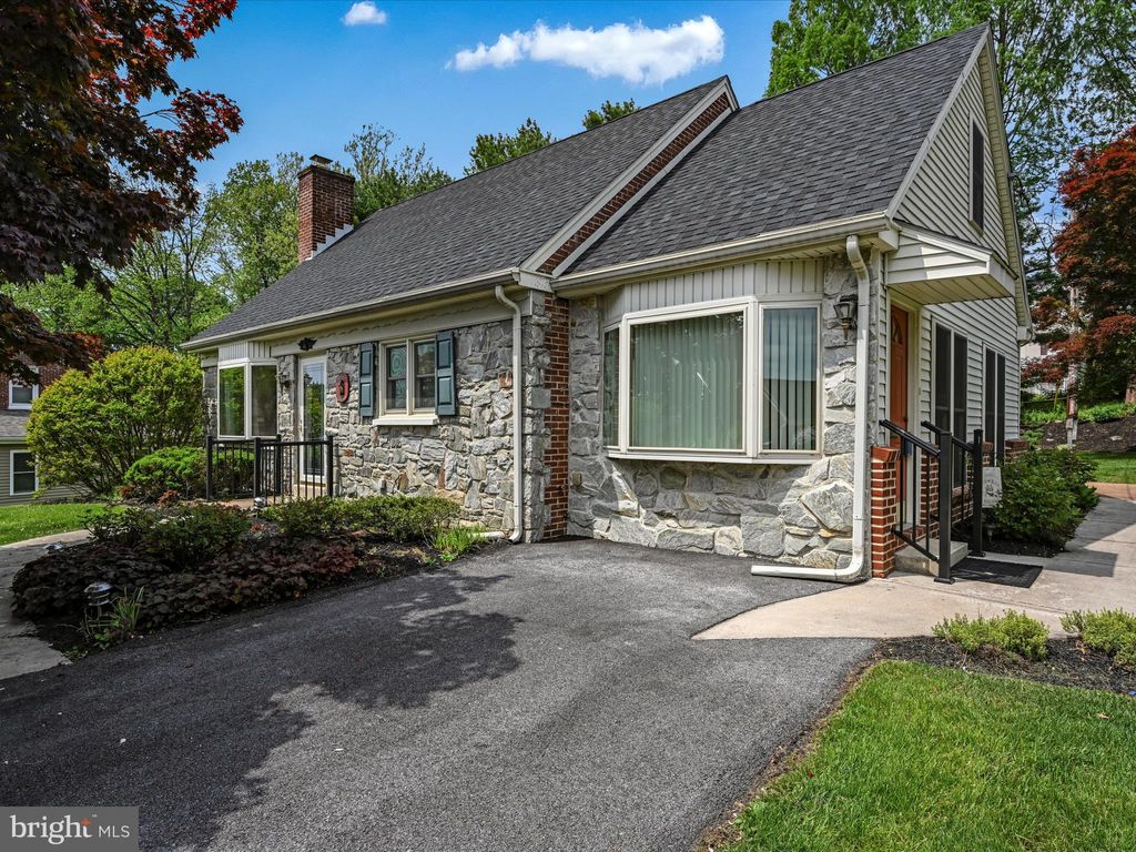 Photo of 1333 Meadowcreek Lane, Lancaster, PA 17603 (MLS # PALA2050338)