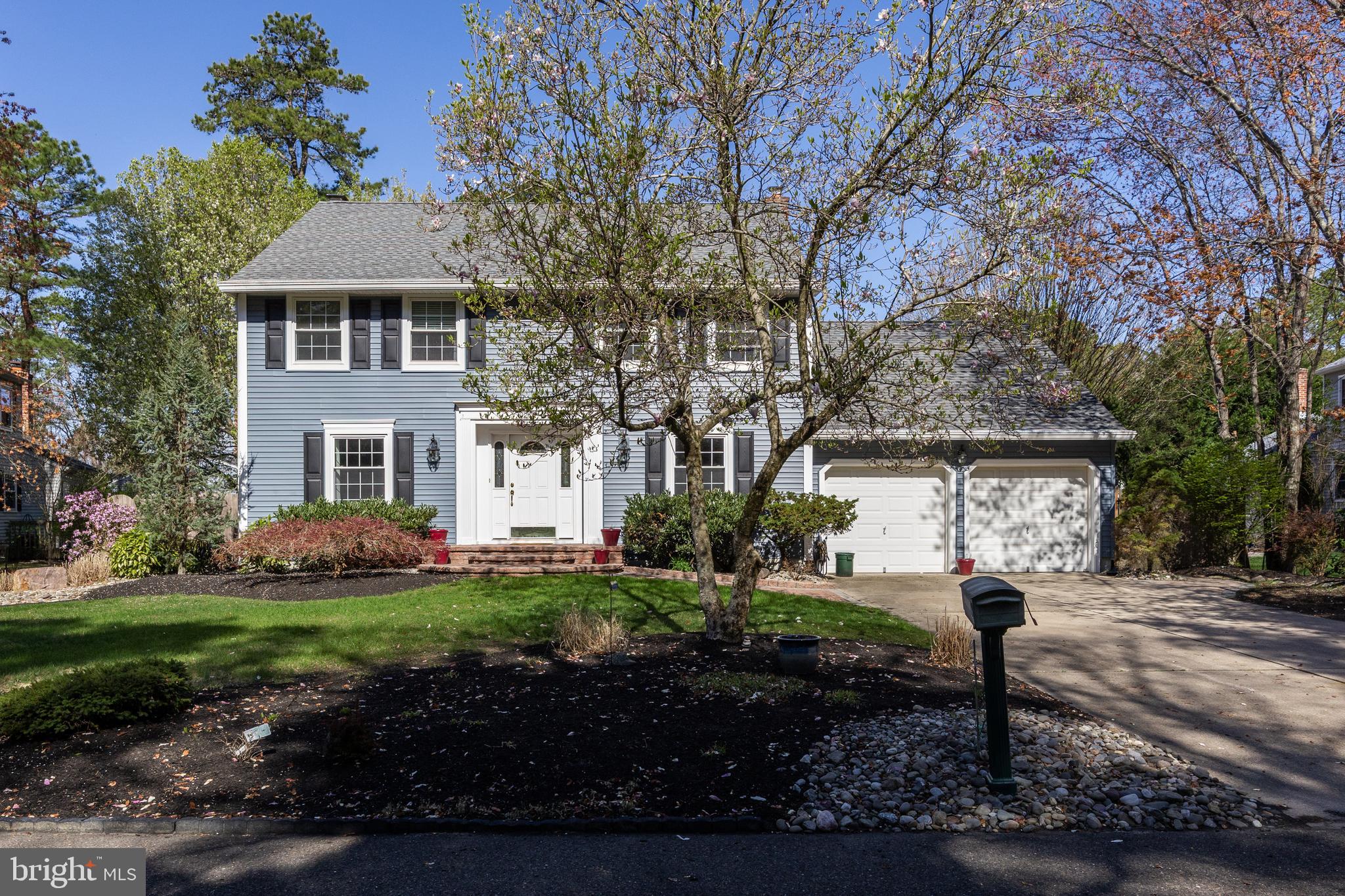 8 MEADOWWOOD COURT