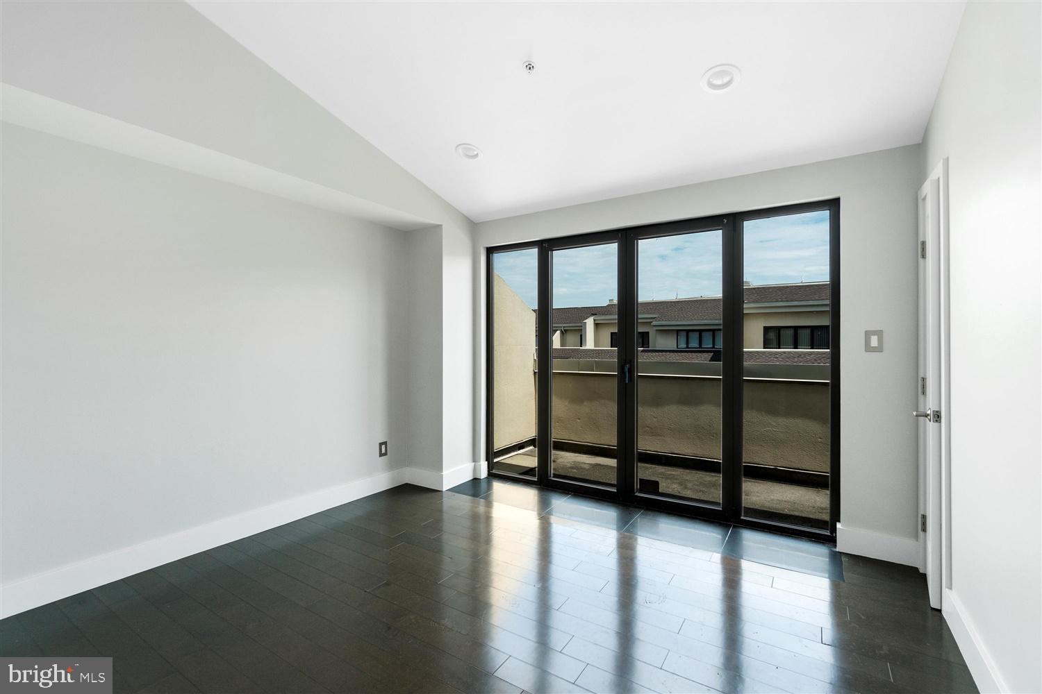 HENDERSON'S WHARF - Residential