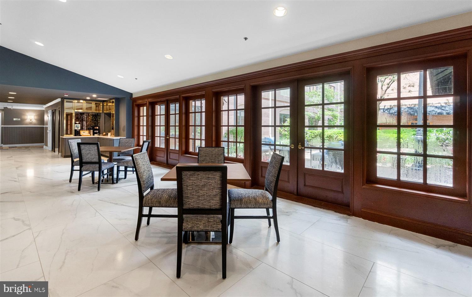 HENDERSON'S WHARF - Residential